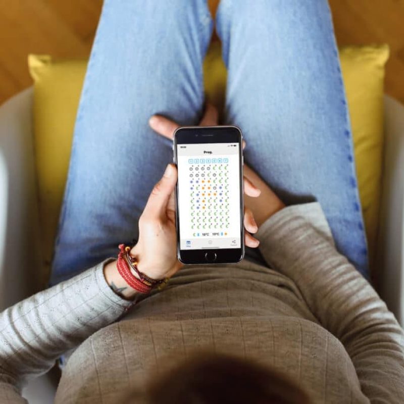 Mujer-sofa-Bluetooth-845x684